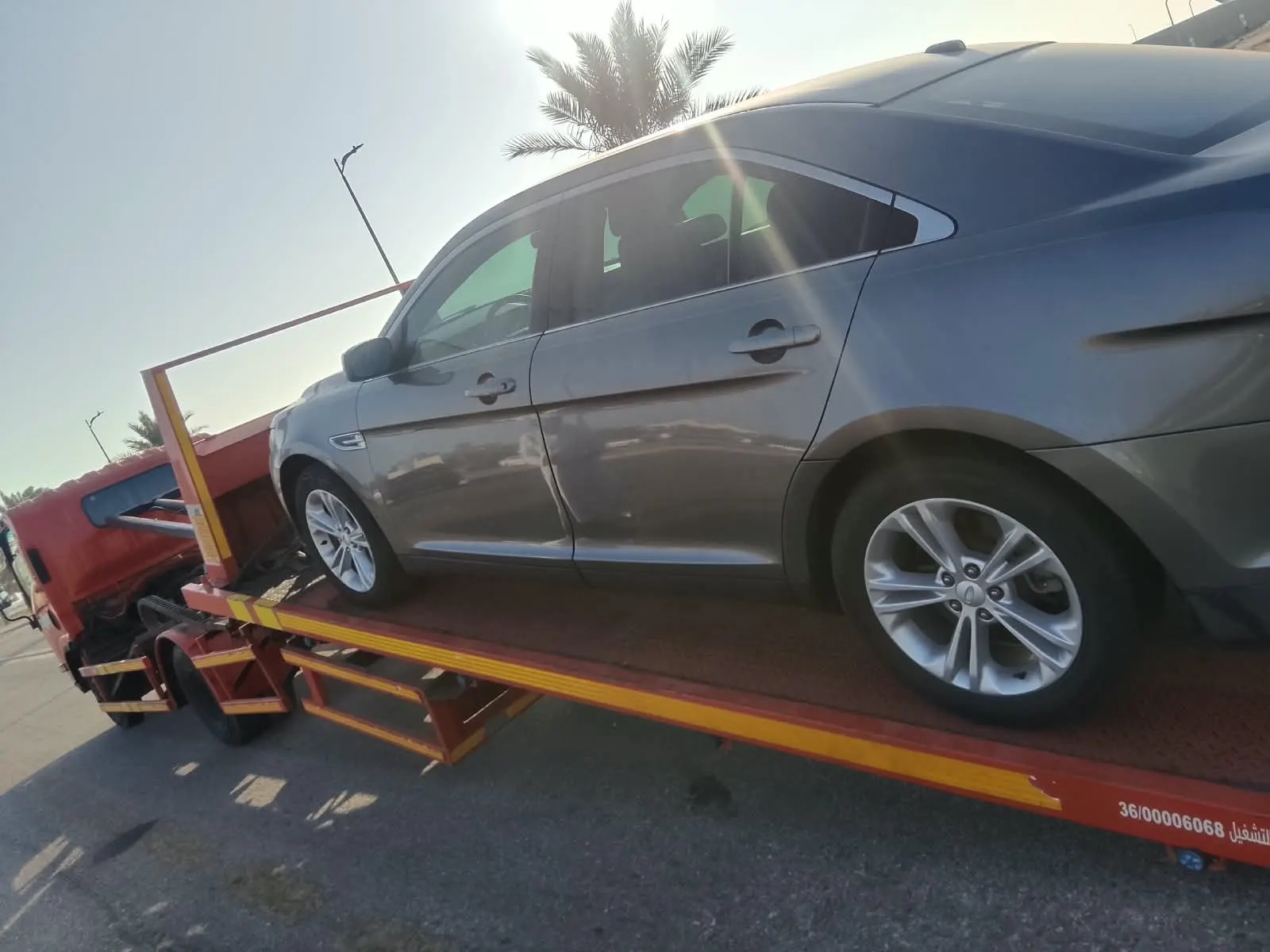 سطحة سيارة معطلة على الطريق